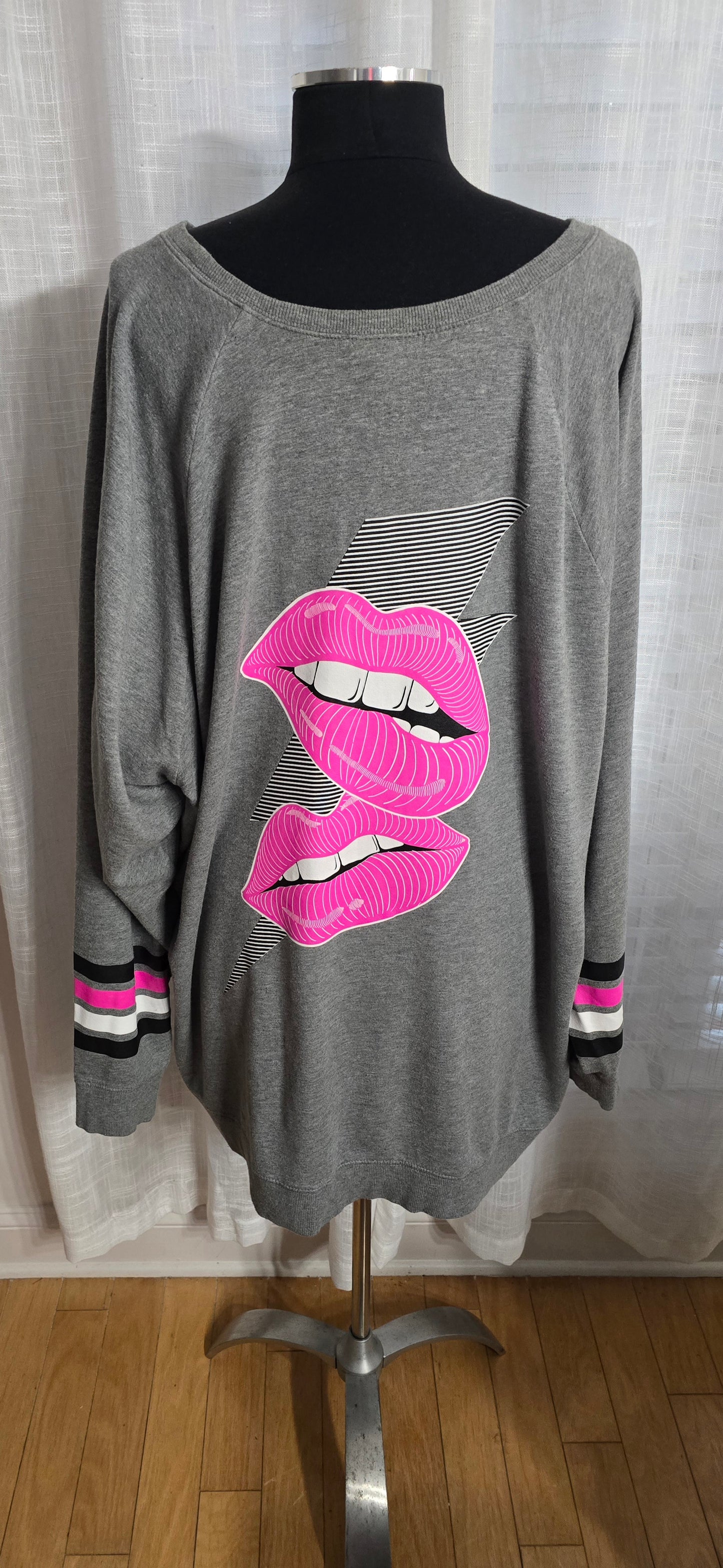 Torrid Lips Sweatshirt Sz 4X