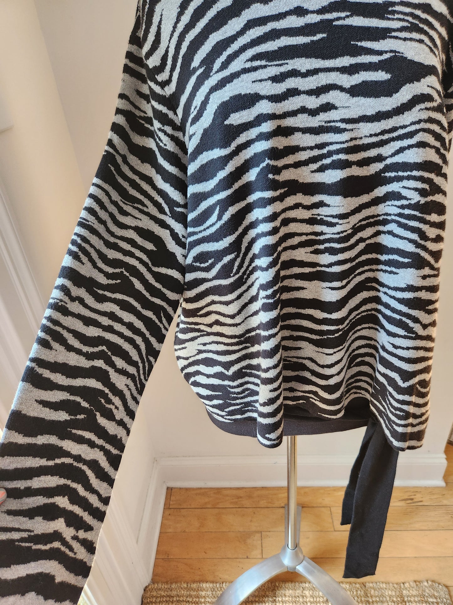 Sofia Vegara Grey & Black Zebra Sweater Sz 3X