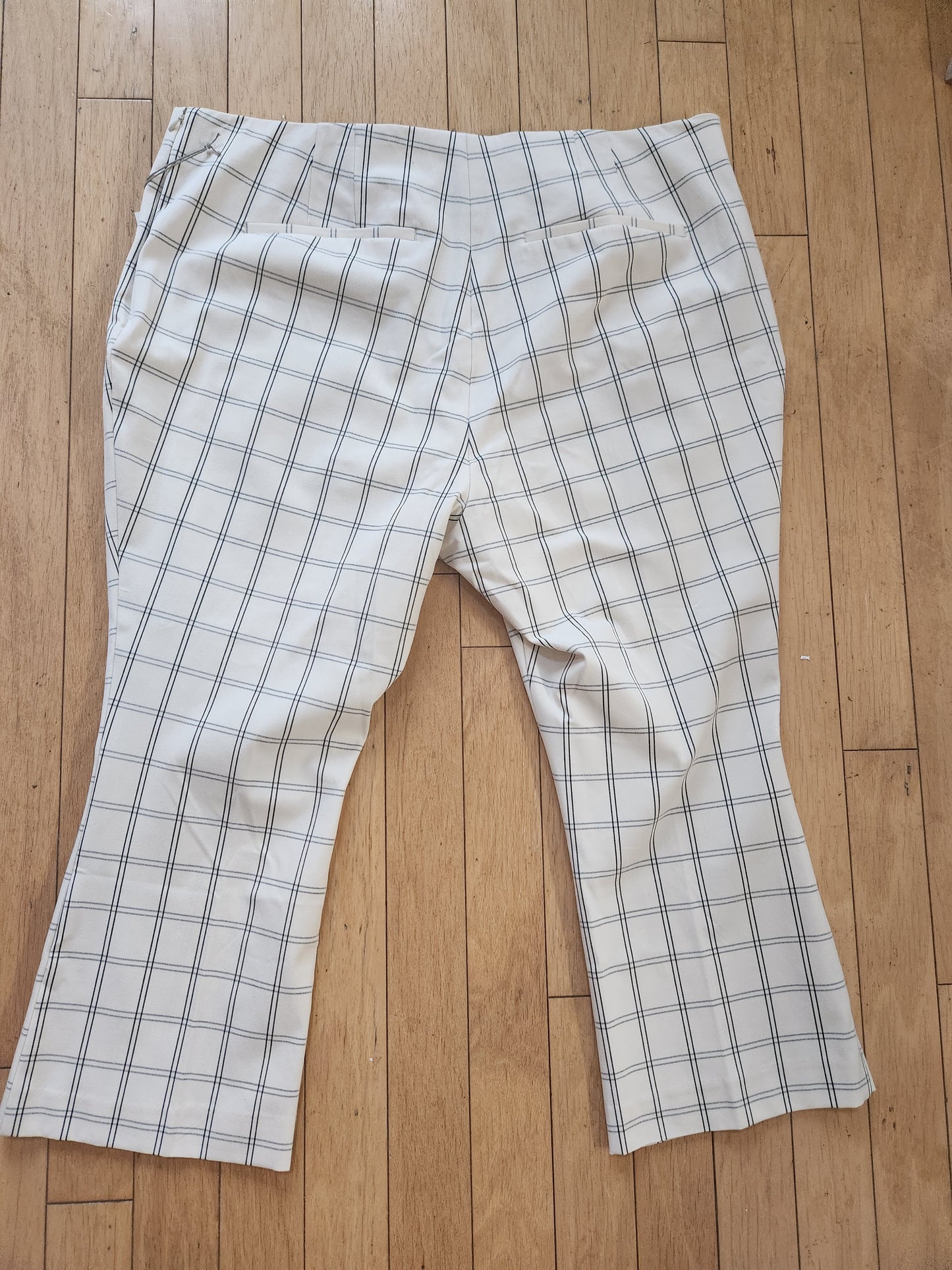 A New Day Women's High-Rise Slim Fit Kick Flare Pull-On Pants Cream Plaid Sz 24
