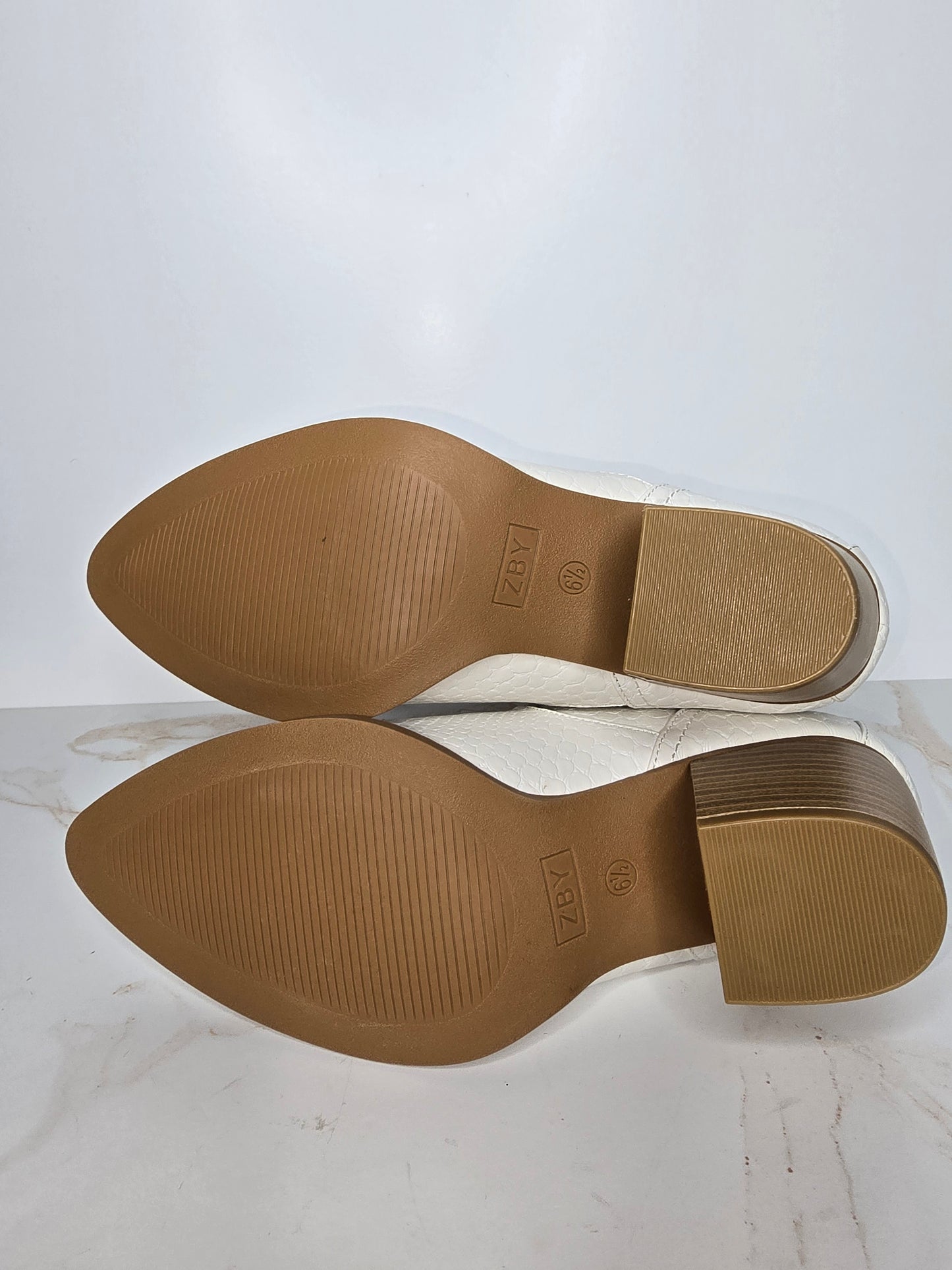 ZBY Winter White Faux Snake Ankle Boot Sz 6.5