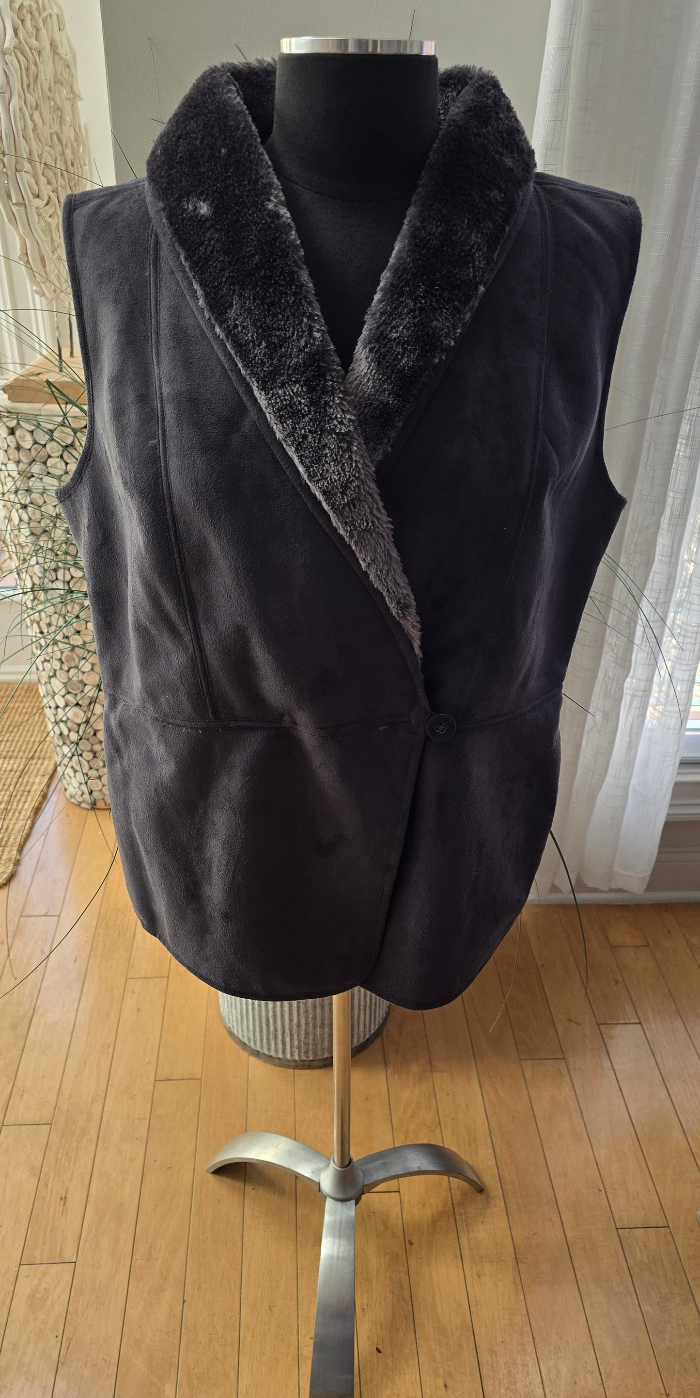 D&Co Faux Fur Vest Sz M