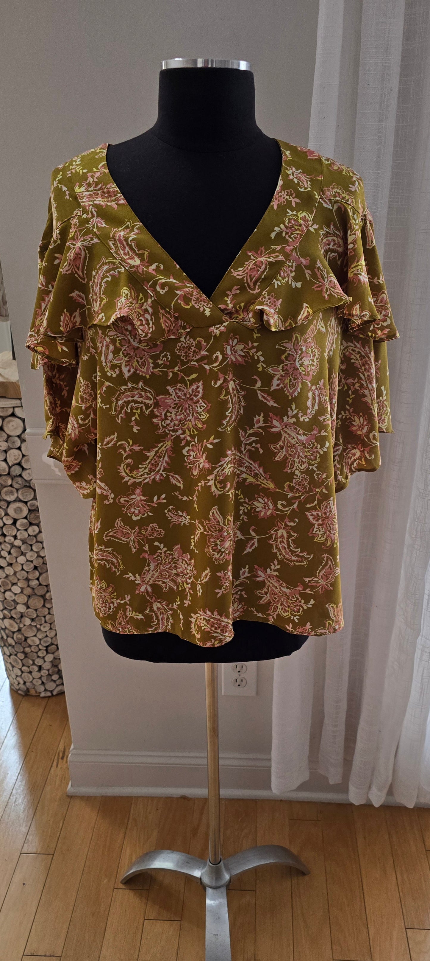 The Pioneer Woman Flutter Blouse Sz M