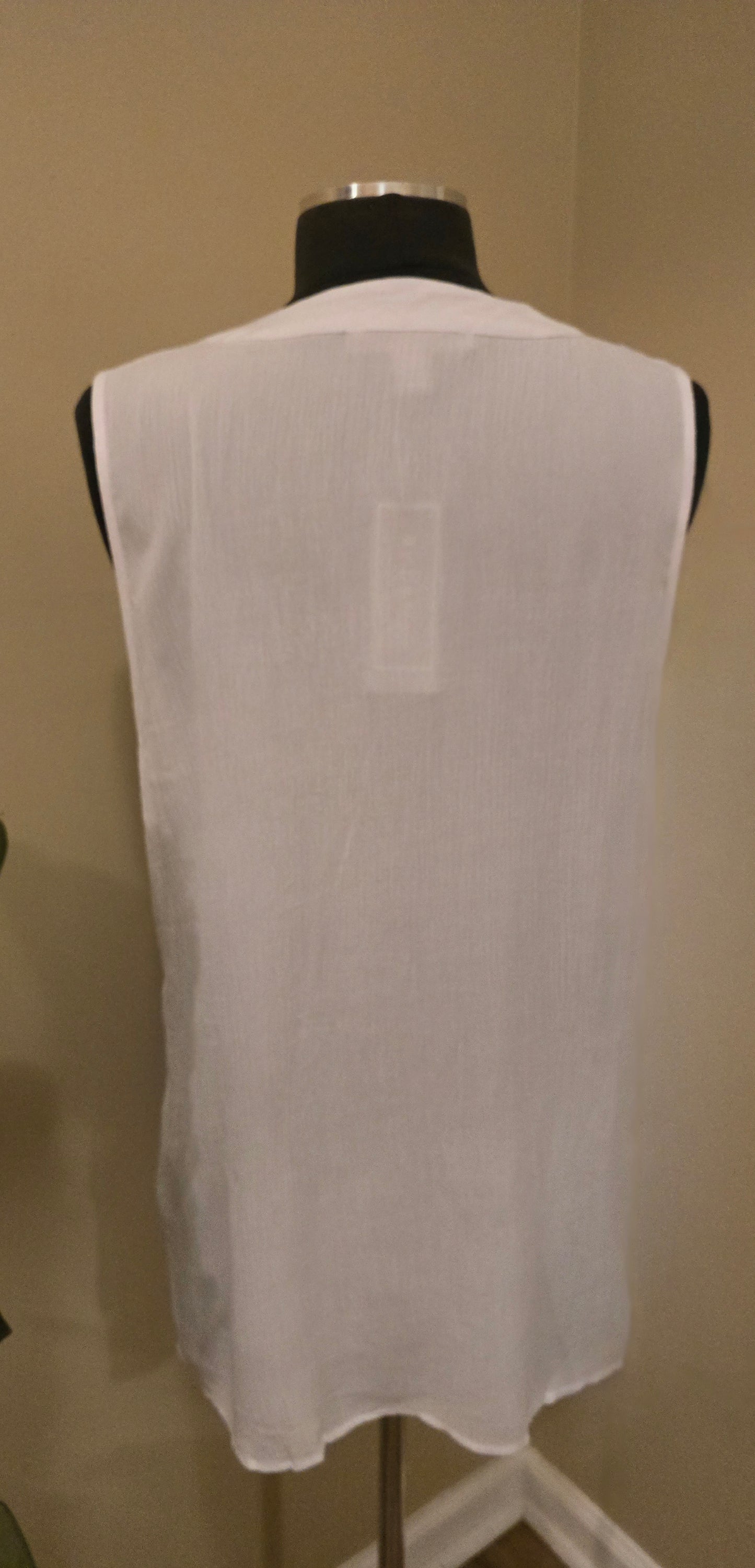 By Design White Sleeveless Embroidered Tank Sz M