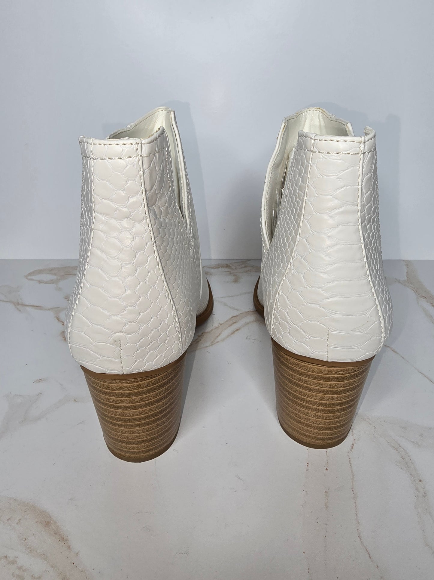 ZBY Winter White Faux Snake Ankle Boot Sz 6.5