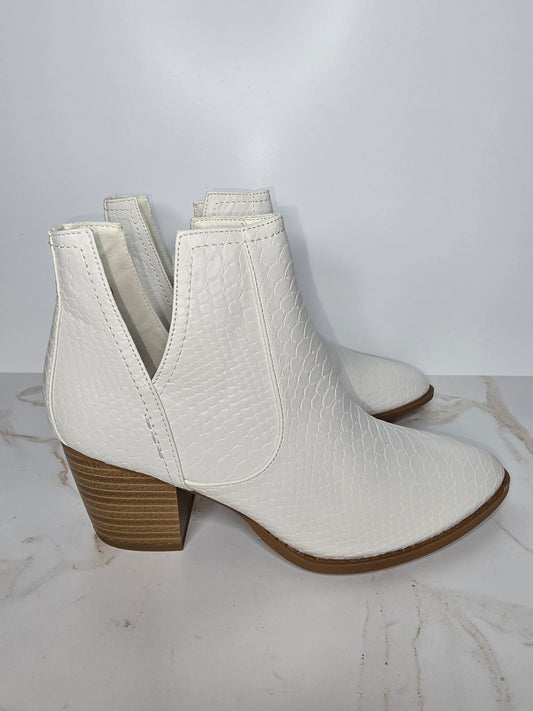 ZBY Winter White Faux Snake Ankle Boot Sz 6.5