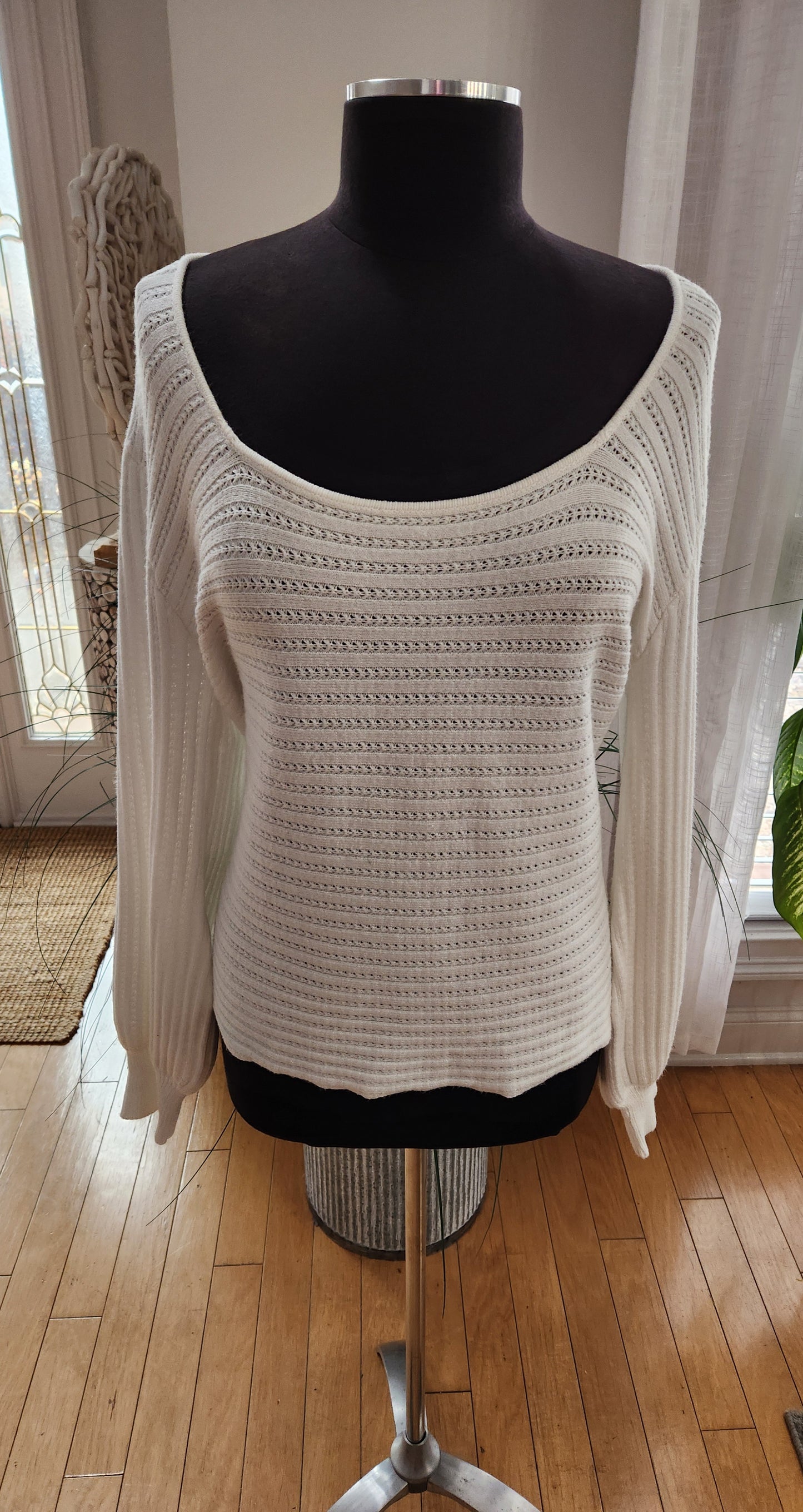 White Sweater Sz XL/XXL