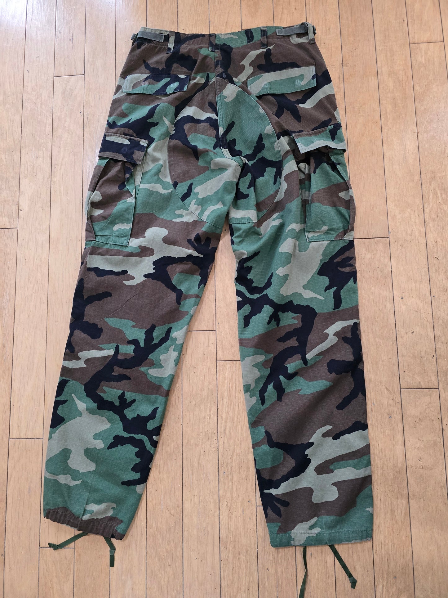 Camo Pants Sz Medium Long (waist 31' to 35")