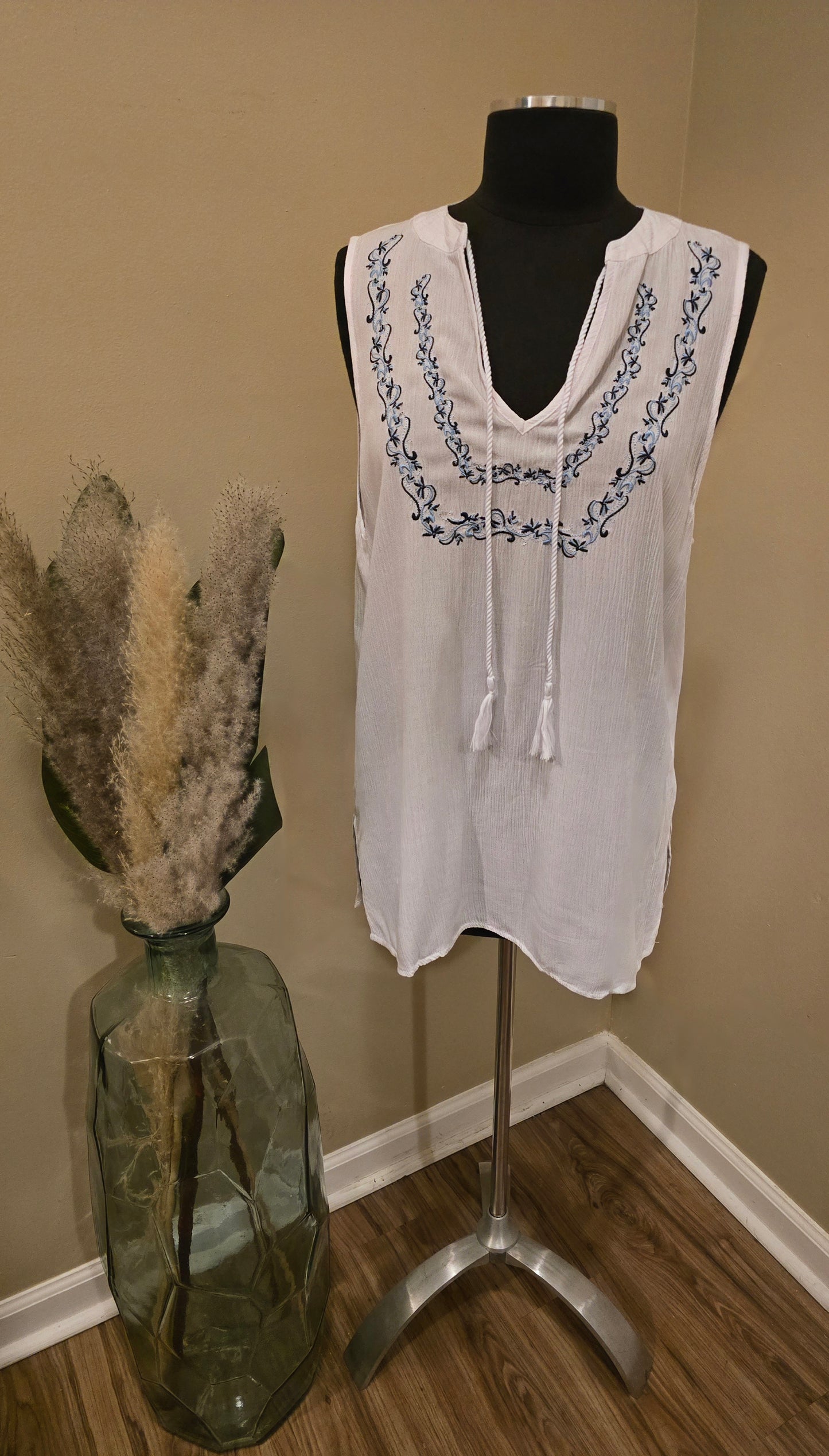 By Design White Sleeveless Embroidered Tank Sz M